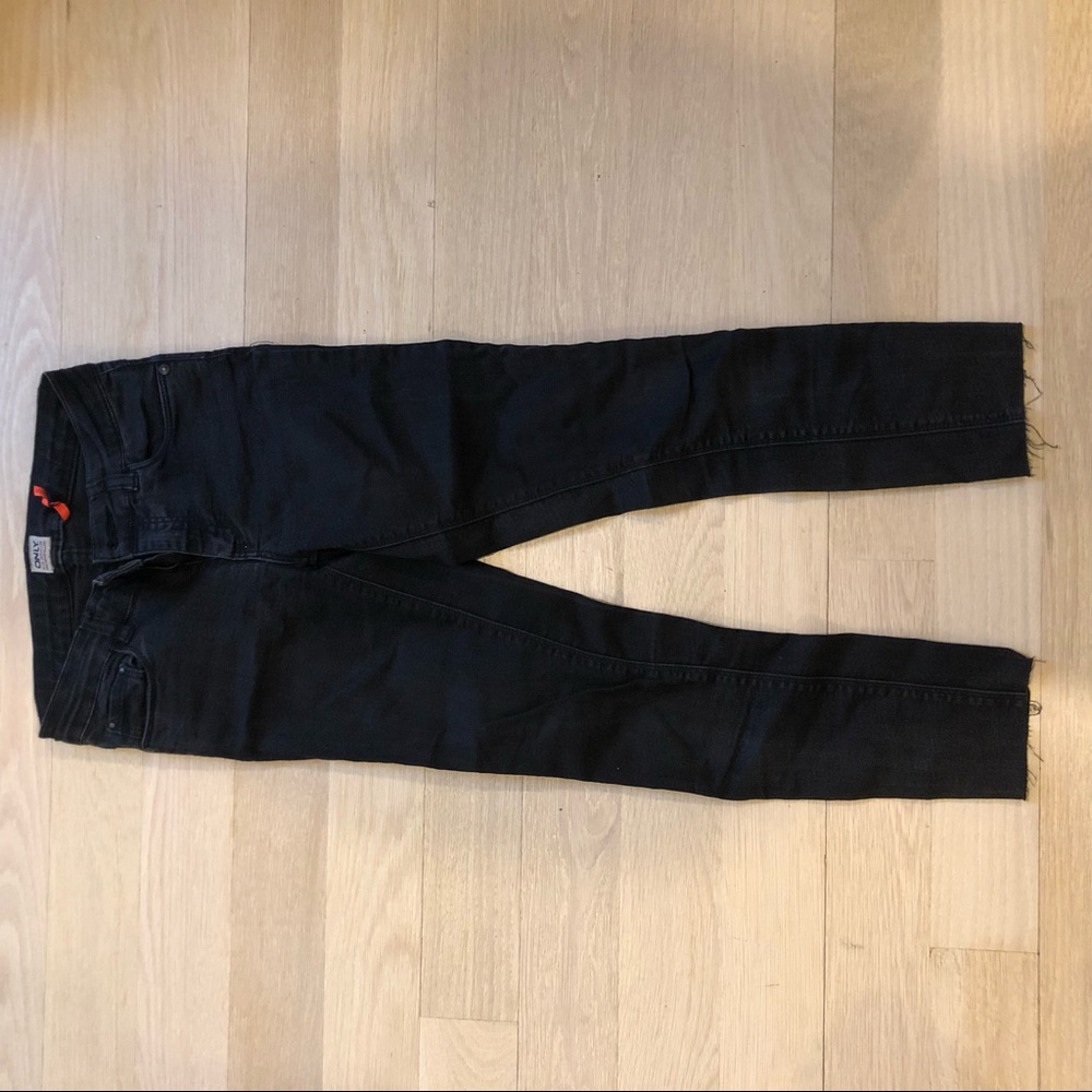 ONLY cropped jeans in washed black denim